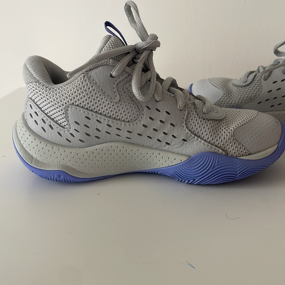 Under Armour Girls Basketball Sneakers (size 12) - Picture 5 of 11